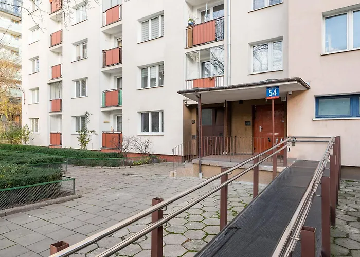 Twarda Downtown By Bookinghost